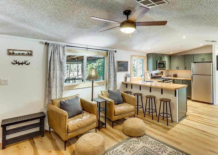 Holiday home 1 Mi To Woodland Lake! W/ Dog-friendly Yard