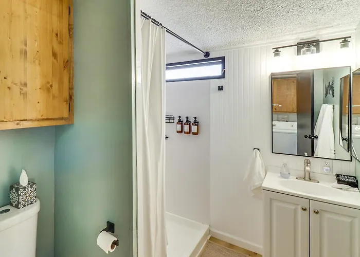 Holiday home 1 Mi To Woodland Lake! W/ Dog-friendly Yard